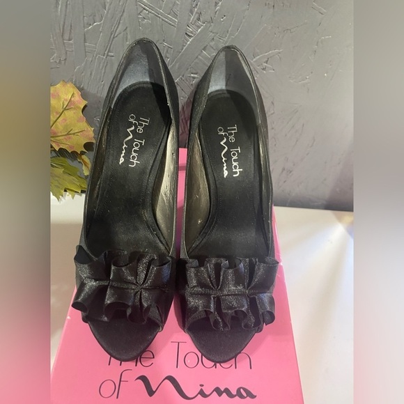 Touch Of Nina Fencel Black Satin Peep Toe Ruffle Bows Heel Pump Size 7.5 - Picture 1 of 6